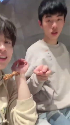 Do you need to use your hands to eat barbecue? | #bl #bltiktok #lgbt #jenvlog #đammỹ - BL Couple