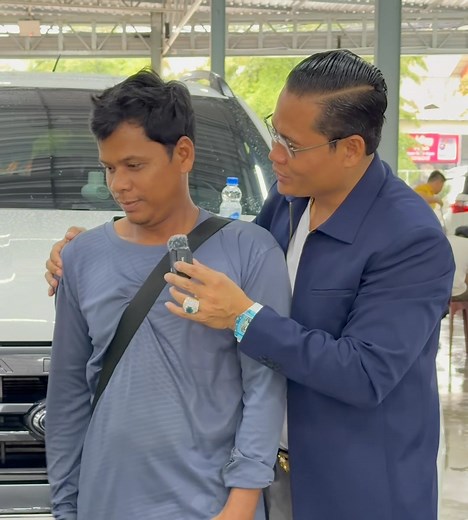 អ្នក កំពង់ស្ពឺ យើង មកទិញឡាន ពី #គ្រូអុល បានមួយគ្រឿងទៀត ហើយ … បាយ បាយ Ford 2 BA សូមគោរព ជូនពរ បង យកទៅប្រើ សុខសប្បាយ រកសុីមានបាន ហេង ហេង តកូន តចៅ ណា បង ណា បង ប្អូន ចង់ទិញ ឬ លក់ ឡាន សូម តេមក ខ្ញុំផ្ទាល់ លេខ : 0975916444 | Seng Samol