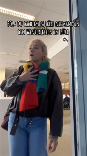 AzubiMovie on Instagram: "Dann halt doch die Zweisamkeit genießen! 🧚🏻✨ . . #office #azubimovie #viral #fypage #fürdich #funny #humor #büro"