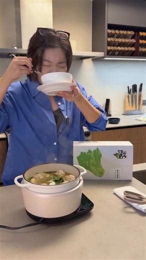 AMBER李安柏 on Instagram: "我愛酸愛辣 愛火鍋 當這三個元素在一起真的完美😍 #緊來酸團購🔗 留言+1/主頁/限動 團了五次每次吃到還是好爽好開心每一口都可以感受到微微很舒服的麻酸菜湯底也很純天然 不會喝了好渴！ 而且一盒裡面 冬粉 酸菜貢丸 豆腐 肉片湯底 辣包附好好然後！！ 冬粉 貢丸 都是好吃的！ 冬粉特Q貢丸也很彈！ 而且連川香麻辣這款都做的好香！ 芋泥鴨肉米糕也好好吃🤤 不吃油飯的朋友 都控制不住！ @gilaiswan 的產品 都走一個✅實惠✅方便✅美味 真的想不到不愛它勿理由了🫶"