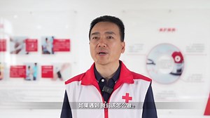 心肺复苏（CPR）和自动体外除颤器（AED）的使用，是帮助心脏骤停患者生存的关键。当一个人突然倒下，没有呼吸或脉搏时，立即进行CPR和使用AED可以挽救生命。