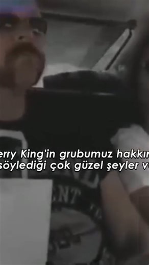 Metal Altyazı on Instagram: "Bir araba yolculuğu sırasında, Slayer gitaristi Kerry King’in kendileri hakkında verdiği bir röportajı konuşan Metallica üyeleri, videoda King’in Kirk Hammett için kullandığı “gitar dergilerini süsleyen en kötü gitarist” sözleriyle James Hetfield’ı kahkahalara boğuyor. Peki Sizce Kerry King haklı mı? Düzenleme : @ahmetigdeli Çeviri : @terziorenyigit #metalaltyazı #metal #türkçeçeviri #türkçealtyazılı #metalhead"