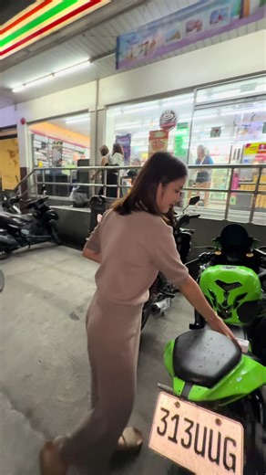 FROM IPHONE 13 TO IPHONE 17 ❤️ REWARD NI MADAM SA SARILI ❤️ #fyp #tiktokph #iphone #buyandsell