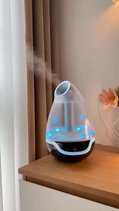 Babymoov Hygro( ) je eleganten in tih vlažilec zraka, ki je odlična izbira za otroško sobo. Na zaslonu sta jasno prikazani temperatura in vlažnost zraka. Zelo praktična funkcija je možnost nastavitve želene vlažnosti. Praktična pa je tudi nočna lučka z različnimi barvami, kar ustvari v sobicah poseben ambient. #hajdihr #otroškatrgovina #otroškaspletna trgovina #otroškaoprema #otroškasobica #dojenček #novorojenček #prehlad #vlažilec #vlaženjezraka #babymoov #mami #blogerke #mamitobe #mamablog #ma