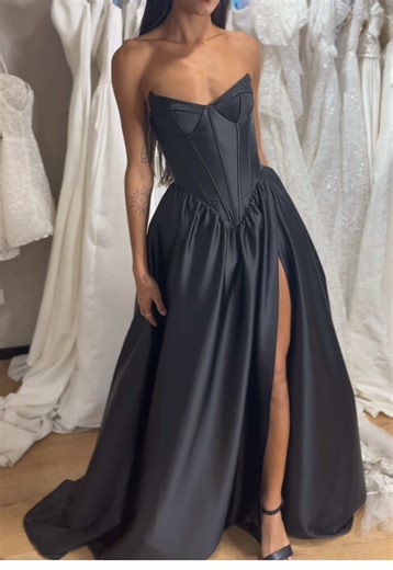 העיניים יהיו עליה עם השמלה הזו