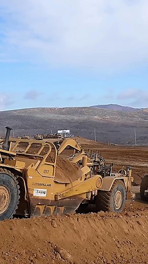 Cat 657 Scrapers: Giants on the Jobsite #Cat657 #ScraperFleet #HeavyEquipment #Earthmoving #BigIron | Konstruksi Berat