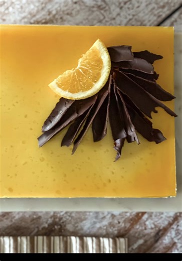 U ovom videu možete pogledati nekoliko različitih brzih dekoracija za torte koje ja često koristim. Možete koristiti različite vrste čokolada, crnu, mlečnu ili belu.Sigurna sam da ćete pronaći ideju za neke vaše buduće torte za rođendane ili neke druge vrste proslava🎂🍫 #chocolate #decoration #sladjeodsladje🍰 #lako #cake