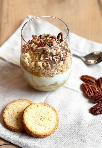 Verrines pommes-poires façon dessert gourmand 🍏🍐 Un dessert fruité et ultra simple à préparer pour l’automne ! 🧡 Ingrédients : 2 pommes 2 poires 1 noix de beurre 2 sachets de sucre vanillé 3/4 palets bretons 3 Gervita (ou 3 fromages blancs) Quelques noisettes ou noix de pécan (option) Préparation : 1 - Épluchez et coupez pommes et poires en petits dés. 2 - Faites-les cuire dans le beurre à feu moyen avec le sucre vanillé jusqu’à ce qu’ils soient dorés. Laissez refroidir. 3 - Réduisez les pale