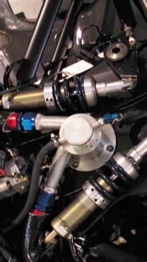 🏁 Présentation express de la Prost AP04 2001 ! Une authentique Formule 1 française, équipée du mythique V10 Peugeot 3L, réputé pour sa sonorité incroyable et sa technologie d’époque 🎶🔥 Modèle rare, entièrement unique, issu de Prost GP — l’une des dernières écuries indépendantes à avoir réalisé des exploits impressionnants en F1 🇫🇷 Une voiture historique, précieuse, et symbole d’un savoir-faire français exceptionnel. 📝 Vous pensez que la voiture atteindra les 600 000 € à la vente ? Dites-le