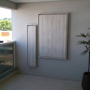 Mesa dobrável de 2,7m Instalada em apartamento. Ótimo aproveitamento do espaço. Imagine... Quanto espaço tomaria usando as mesas e cadeiras tradicionais?! Agora pode acomodar confortavelmente 13 pessoas, e enquanto não a utiliza, simplesmente você a guarda na parede!! | Mesas Open Up