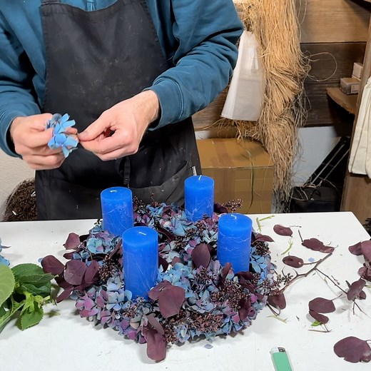 Hortensien, Eukalyptus, Kerzen = Adventskranz | Der Blumenmann - DIY Deko Ideen by Flora-Line, Grosshöchstetten