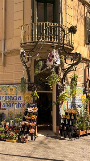 Yamil Doval on Instagram: "Moving postcards from Barcelona 🤍 Postals en moviment de Barcelona 🤍 #barcelona #catalunya #bitsofbuildings #prettyplaces #iwalkedthisstreet"