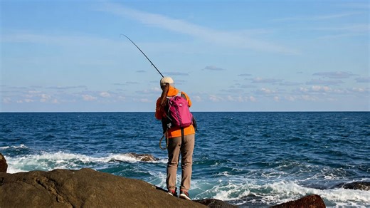 静かな流れを切るように入る強い反応