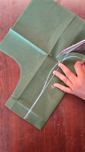 simple and easy blouse design cutting#blouse #fashion #neckdesign #blousedesign #blousecutting