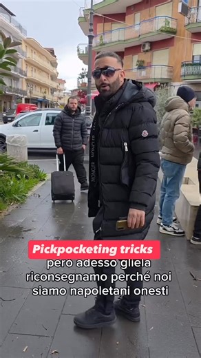 ᴘʀᴏᴛᴇᴄᴛ ʏᴏᴜʀ ᴘᴏᴄᴋᴇᴛꜱ on Instagram: "🚨Pickpocketing tricks ⚠️"