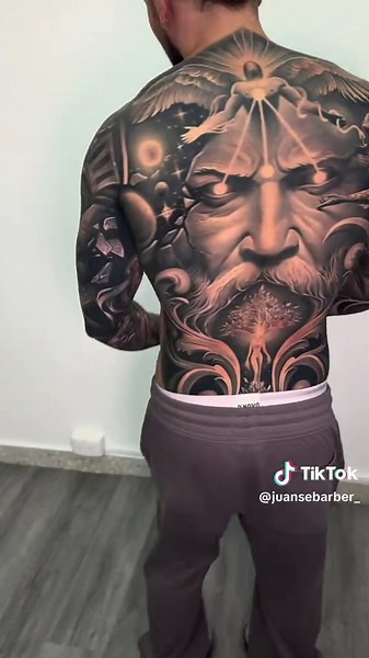 Este video fue grabado en la última sesión del brazo realizada por mi tatuador @Hernan Yepes ART hace aproximadamente 2 años, luego tendremos que retocar todo el tronco para conseguir un tono más similar en todo el proyecto 🔥🫟💪🏻 #tattoo #tattoos #artist #arte #motivation