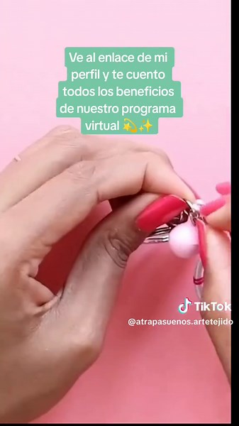Quieres aprovechar tu tiempo libre? Aprende a tejer Atrapasueños con nosotros! Esto traerá muchos beneficios para tu salud y bienestar general 🙂 Comienza hoy mismo con nuestro curso virtual. CUPOS LIMITADOS CON 50% DE DESCUENTO! Quieres más info? ve al enlace de mi perfil 💫✨ #atrapasueños #ideascreativas #tiempolibre #hechoenmexico #artesanias #hechoenchile #hechoenespaña #manualidades #tejer #artesanos #hobby