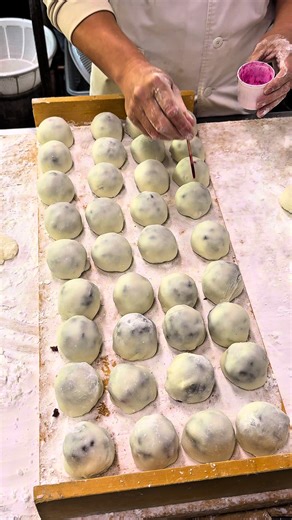 【巨大餅つき機で作る絶品いちご大福🍓】 愛知県一宮市にある明やさんです！ 今回注文したのは 【いちご大福】（1個）330円 迫力満点の巨大な餅つき機で作る もちもちのお餅に 甘さ控えめのあんこに甘酸っぱいいちごが 合わさりとても美味しかったです🍓 明やさんはわらび餅もとても美味しくて 何度も通ってるほど大好きなお店です𖦹‎' ‐ '𖦹‎‎ 気になった方はぜひ行ってみてくださいね！ ⬇️お店の詳細は下に載ってるよ⬇️ 後で見返せるように保存ボタンを押してね🔖 ——————————————— 🍀店名 明や 🏠住所 愛知県一宮市小信中島東鵯平10 1階 🍱注文したメニュー(税込価格) 【いちご大福】（1個）330円 ⏰営業時間 09:00 - 17:00 🛌定休日 木曜日・第3水曜日 📞電話番号 0586-62-5141 📕予約 予約可能 🚗駐車場 有 #japanfood