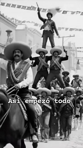 La Revolución Mexicana comenzó en 1910, cuando el país se levantó contra el prolongado gobierno de Porfirio Díaz. Dentro de la tradición popular se relata que algunos soldados formaban pirámides humanas para generar impacto visual y obtener mejor ángulo de ataque, mientras que las Adelitas realizaban suertes rítmicas similares a las de bastoneras para distraer al enemigo. A partir de estas narraciones surgió la costumbre de incluir pirámides humanas y bastoneras en los desfiles del 20 de noviemb