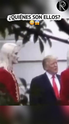 ”¿Quiénes son ELLOS?” Una foto está sacudiendo las redes sociales. Aparece el presidente Trump en lo que parece ser los jardines de la Casa Blanca… acompañado de dos figuras de identidad desconocida. Uniformes rojos con detalles dorados. Cabello blanco. Una apariencia que muchos describen como no del todo humana. Los usuarios en internet llevan días intentando identificar quiénes son estas personas. ¿Delegados de alguna nación secreta? ¿Representantes de una civilización oculta bajo la tierra, c