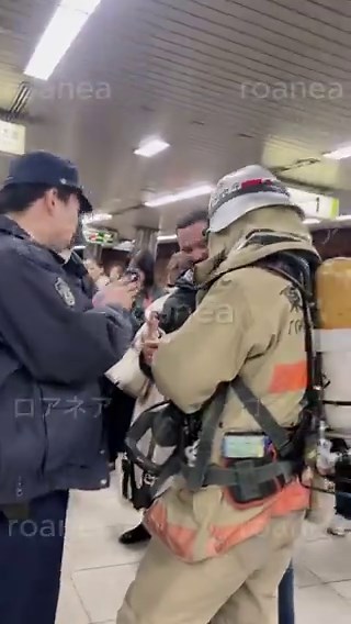 在日ネパール人「都営新宿線内で、外国人のモバイルバッテリーが発火して爆発した爆発して今電車が止まった。バッテリーが燃えて火事になって。今、もう1時間足止めを食らってる。この外国人のだ」2/3、男女2人が体調不良、上下2本が運休するなど約1.8万人に影響