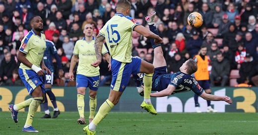 'Truly spectacular!' - Skipp draws Leicester level with incredible overhead kick