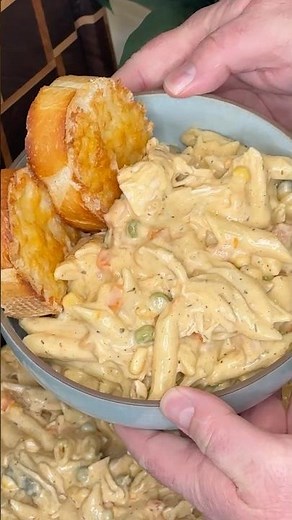 Crock Pot Chicken Pot Pie Pasta #recipe #slowcookermeals #weeknightdinner #easyrecipe