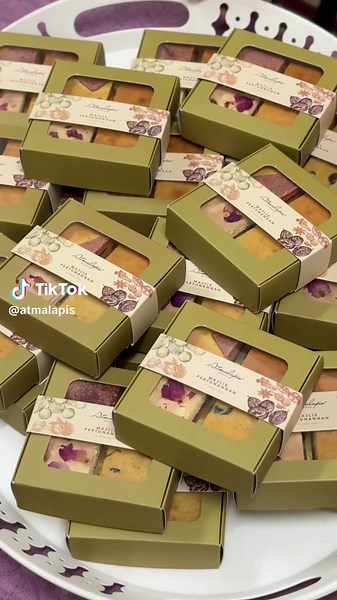 Kek Lapis Sarawak: Hadiah Istimewa Untuk Majlis