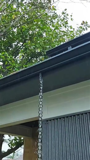 This video explains why Japanese people use rain chains instead of traditional drainage pipes. Contrary to popular belief, the main reason isn't to prevent clogs - in fact, rain chains have smaller openings and are more prone to getting clogged by leaves than regular pipes. The real reason is aesthetic and sensory: when rainwater flows down the chains, it creates beautiful, soothing water sounds and adds visual elegance to the home's exterior. Rain chains are also significantly easier to install