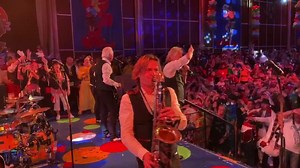 5.2K views · 203 reactions | Dritter Auftritt: Großer Sartory-Saal. 3000 Mitarbejter von Talanx/Gerling vermitteln uns das Gefühl, dass sie nur auf UNS gewartet haben! | HÖHNER | Facebook