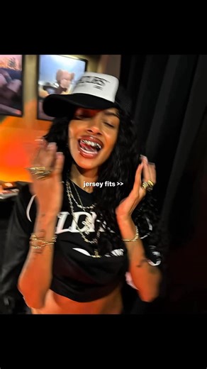 Laiza Leles on Instagram: "#jersey #jerseyoutfit #footballjersey #outfit #pinterest #aesthetic #outfits #outfitideas #trendingreels #new #foryoupage #explorepage #fits #photoideas"