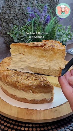 Bestes Bienenstich Rezept der Welt 😍 So fluffig und so lecker Zutaten: 4 Eier (M) 200 g Zucker 1 Prise Salz 1 Pck. Vanillinzucker 200 g Mehl 1 Päck. Vanille Puddingpulver 1 Päck. Backpulver 100 g Mandelblättchen Für die Creme: 600 ml Schlagsahne 1 Päck. Paradies Creme (Vanille) Zum Bestreichen 2 EL Butter 4-5 EL Honig Zubereitung: Eier mit dem Zucker, Salz und dem Vanillinzucker schaumig rühren, bis die Masse heller wird. Mehl, Vanille Puddingpulver und Backpulver durch einen Sieb geben und vor