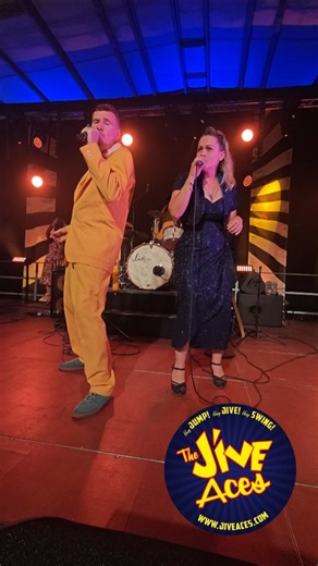 ✨ Was für ein grandioses Opening gestern beim Rock’n’Roll Festival! ✨ Die Stimmung war von der ersten Minute an einfach unbeschreiblich und Jive Aces mit Sandy Lee haben mit ihrer energiegeladenen Show alles gegeben. 🔥🎷🎶 Hier ein kleiner Ausschnitt für euch und glaubt uns: live war es noch 1000x mitreißender! 💃🕺 #RocknRollFestival #JiveAces #LiveMusic #festivalVibes #rocknroll #rockabilly #oldtimer #festival #ganderkesee #oldenburg #bremen | Rock'n'Roll -Festival