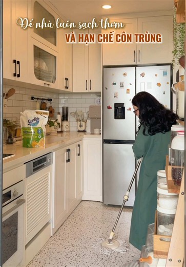 Cách lau sàn sạch thơm hạn chế côn trùng với Sunlight Lau Sàn