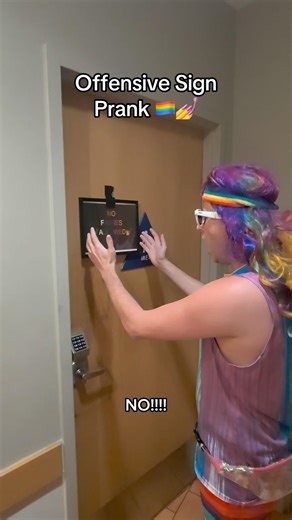 Offensive sign prank 🏳️‍🌈💅