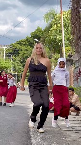 23M views · 698K reactions | They ALL joined #indonesia #dance #travel #asia #isabellafro #water | Isabell.afro | Facebook