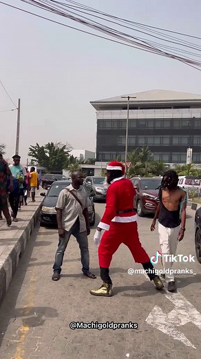 ANGRY SANTACLUS 😭😂🤣🤣😭😭😂🤣🤣🤣🤣🤣🤣🤣🤣🤣 #reels #pranks #Machigoldpranks #viral