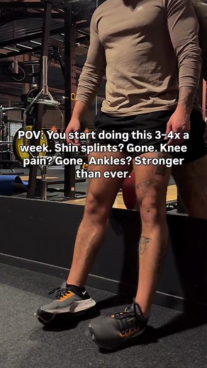 Tibialis raises with ankle eversion/inversion = a small tweak that makes a massive difference. If you’ve been dealing with shin splints, cranky knees, or unstable ankles — this is your new best friend. Start with 2–3 sets of 10–15 reps, 3–4x/week, and thank me later 👣 Save this for your next warm-up if your lower legs need some love.