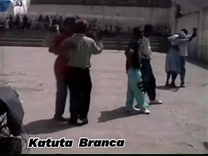 Katuta Branca - Um Mestre do Funaná vindo de São Tomé Domingos Ramos Sanches, mais conhecido por Katuta Branca é um artista reconhecido da cena musical cabo-verdiana, especialmente no estilo funaná. Natural de São Tomé, chegou a Cabo Verde ainda criança, fixando-se no interior da ilha de Santiago, mais precisamente na localidade de Salto, no concelho de São Miguel. Por volta dos 30 anos, mudou-se para a cidade da Praia, capital do país, e foi nessa altura que começou a tocar gaita (acordeão diat