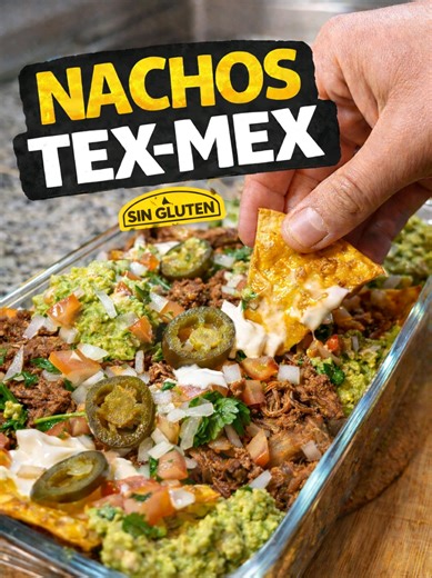 Nachos Tex-Mex caseros 🔥 Usando pulled pork casero, queso fundido, guacamole, crema agria, pico de gallo y jalapeños 🤯 Sin gluten y brutalmente fáciles. ⚠️ Ver bajo tu propia responsabilidad ⚠️ Guarda la receta y sígueme para más ideas así 👌 #nachos #singluten #glutenfree #foodtok #texmex