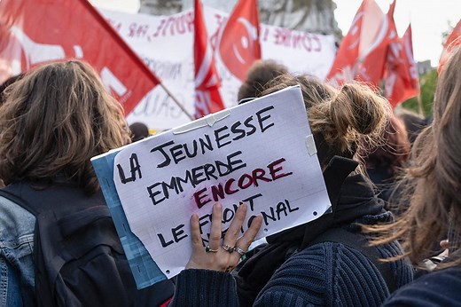 « La jeunesse emmerde le Front national » : le retour d’un slogan punk et quadragénaire