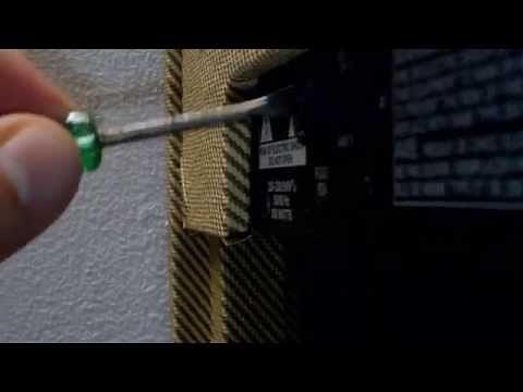 Como cambiar el fusible del amplificador de guitarra/ How to change the fuse of a guitar amp