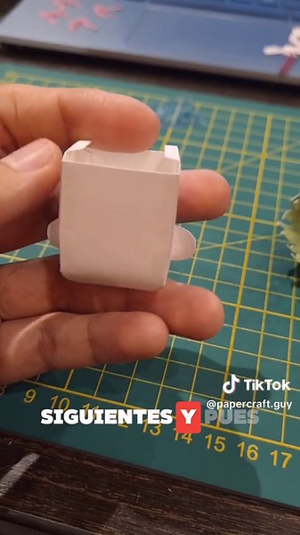 Gyutaro de Demon Slayer: Papercraft Creativo