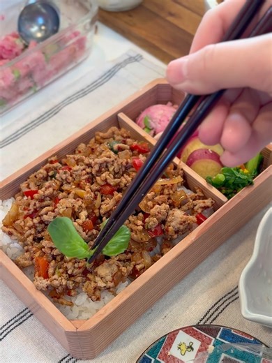 冷めてもパラパラ、ガパオライス弁当🌱 【ガパオライス】 豚ひき肉 500g 玉ねぎ 1個 にんにく 1かけ パプリカ 1/4個 砂糖 大1（甘め） 醤油 小1 ナンプラー 大2 オイスターソース 大1 バジル 適量 唐辛子 適量 一回茹でると余分な油が落ちて、 冷めてからでも食べやすいです ▷にんにく、玉ねぎ炒める ▷下茹でした豚肉、パプリカ、調味料加える ▷バジルちぎる ▷子供用をわけて、大人用には唐辛子追加🔥 菜の花はさっと茹でて ごま油、鶏ガラスープの素、小エビをあえました 卯の花とさつまいもは冷凍しておいたやつです お弁当に使っている物品は楽天ROOMにまとめてあります( ˙༥˙ ) #lunchbox #お弁当 #旦那弁当 #bento