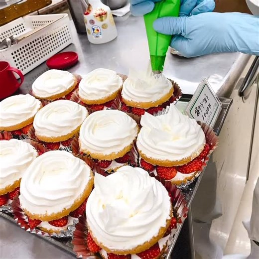 神田近江屋洋菓子店 on Instagram: "おはようございます！ 本日（12/27）は近江屋洋菓子店は年内最終営業日になります👨‍🍳👩‍🍳 苺サンドショートをはじめとして生菓子 焼き菓子、パン、アイスたっぷりご用意しております！ 19時までの営業になります、ぜひ近江屋洋菓子店納めはいかがでしょうか✨"