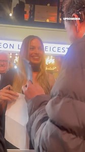 168K views · 10K reactions | She starts using sign language when she discovers her fan is deaf. Margot is admirable for this and a thousand more reasons! 朗 | Hallelujah | Facebook