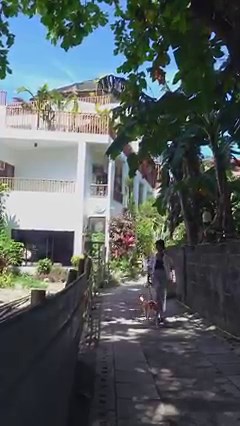 There’s a proper way to ☀️enjoy☀️this heat! 😎 Hannah Hotel is located just a quick walk from the White Beach, Station 1. It only takes a 2-minute walk (150 steps tbh): ✅ to see the famous grotto ✅ try out island favorites (read: chori burger) ✅ find your spot under the sun till sunset at the fine sands of Station 1, White Beach 🌅🐚🌴 Book directly through our website for an additional ₱100 off at www.hannahhotelboracay.com 💯 Use promo code: Direct100❗️See you soon! 🌊💛🐾📸 @filmed.by.janna #