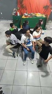 Brincadeira, dança das cadeiras.