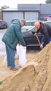 🔴 Opolanie odbierają worki z piaskiem, aby chronić swoje posesje przed potencjalnymi podtopieniami. ⚠️ #ulewa #opolskie #opole # | Radio Opole