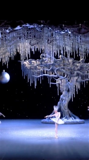 English National Ballet ❄️ Anna Nevzorova envuelve la escena con pureza técnica y elegancia sostenida. Control absoluto, líneas impecables y una presencia que convierte el movimiento en estrategia artística. Ballet en su máxima expresión. #AnnaNevzorova #EnglishNationalBallet #Ballet #Ballerina #ExcelenciaEscénica #ArteClásico #AltoRendimiento #EleganciaEnMovimiento | ABdoro Ballet
